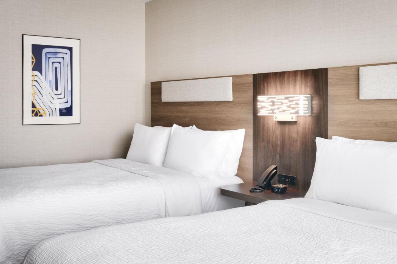 Express And By Ihg 2*