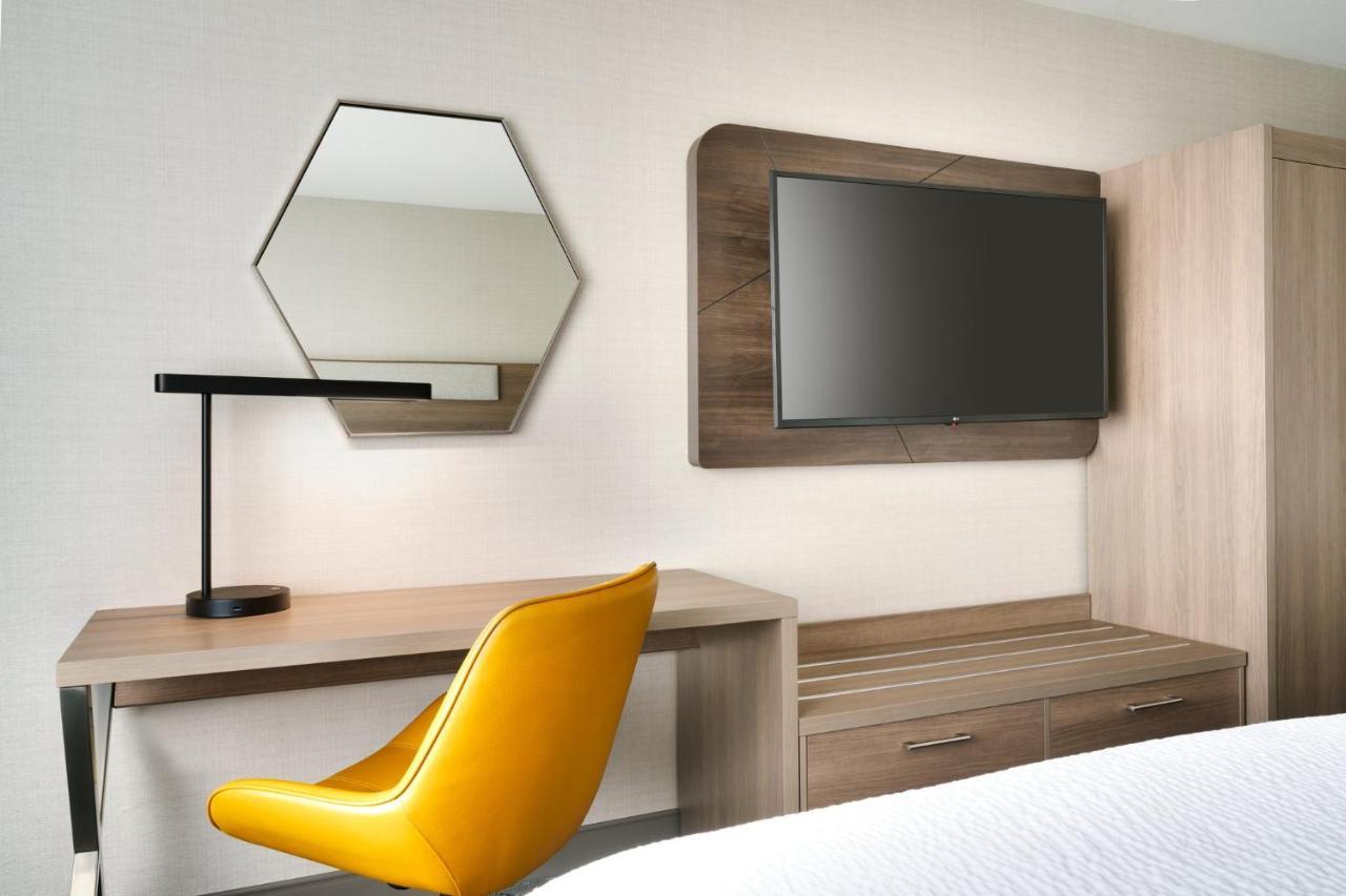 Express And By Ihg 2*